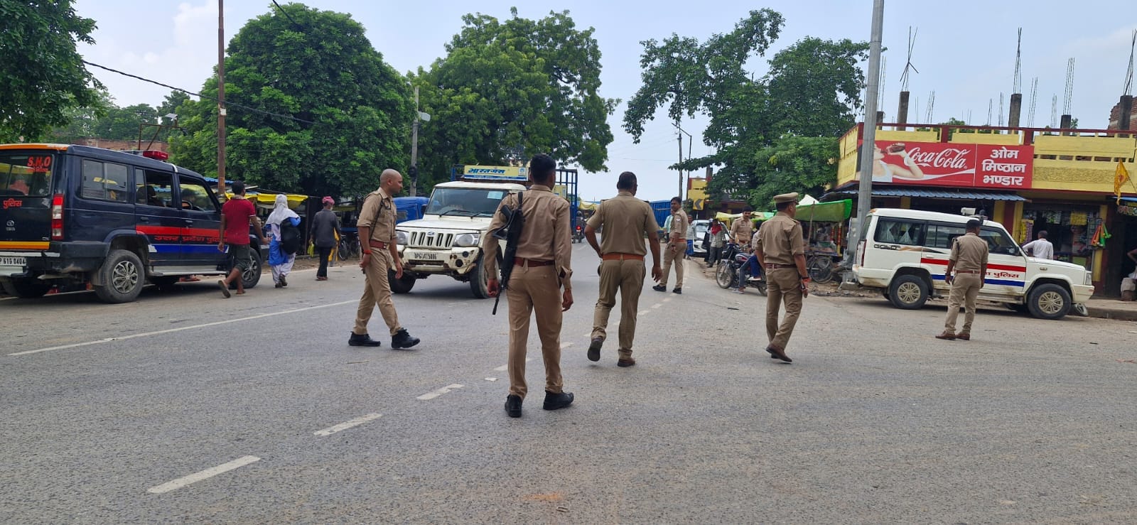 जमानिया कोतवाली क्षेत्र के पाण्डेयमोड पर चेकिंग करती पुलिस। संवाद