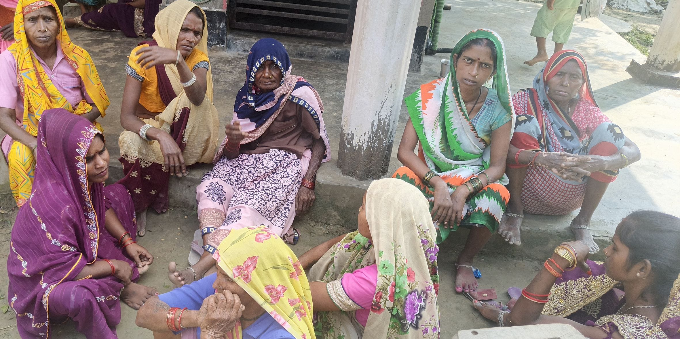 जायस के पूरे गोसाईं मजरे मोहना गांव में गमगीन मृतक के परिजन। स्रोत: ग्रामीण