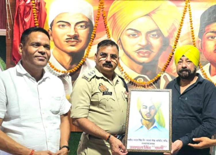 जयंती पर भगत सिंह का फोटो भेंट करते भगत सिंह निस्वार्थ सेवा समिति के अध्यक्ष जसपाल सिंह पाली। स