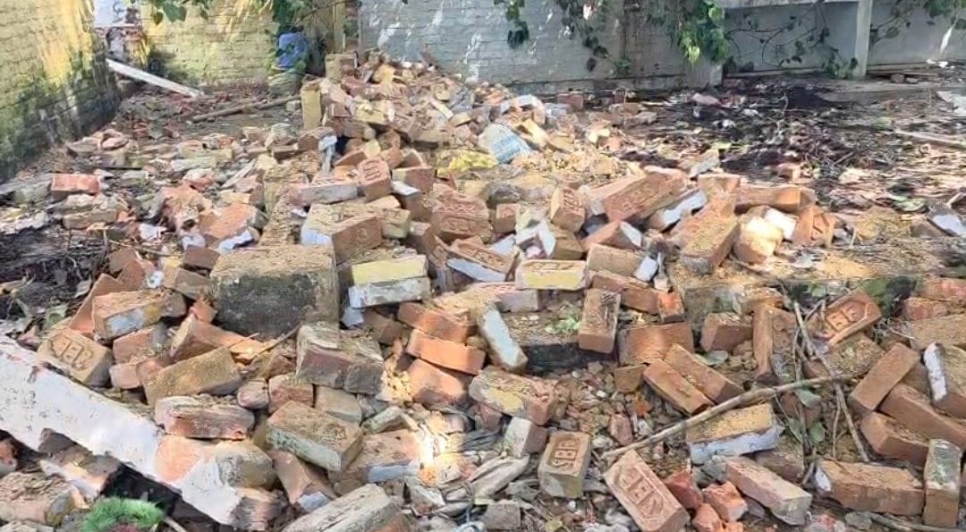 ज्योति विद्या मंदिर का भवन तोड़ते श्रमिक व मौके पर पड़ा मलबा। स्रोत: वीडियोग्रैब