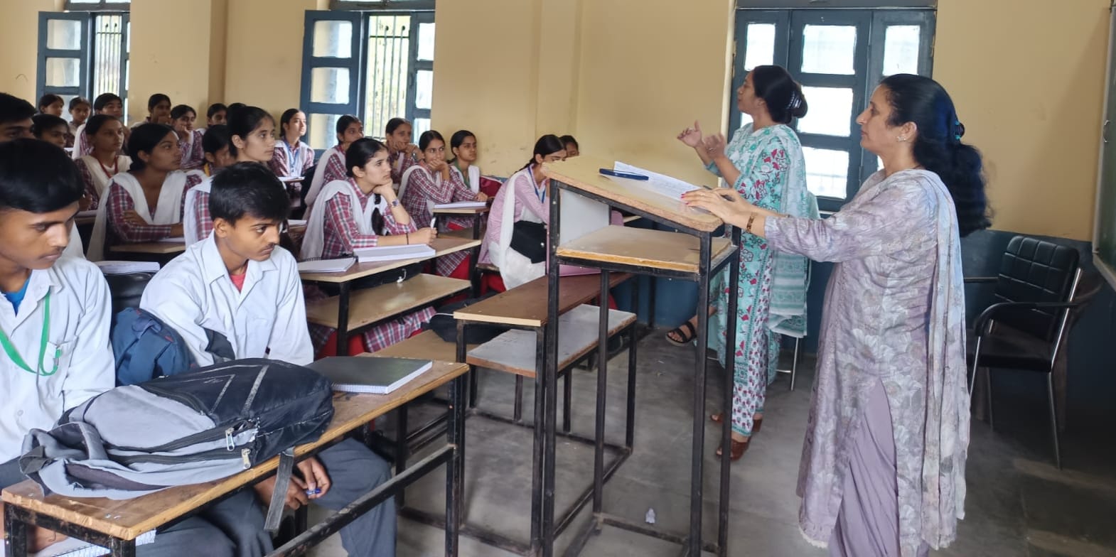झंडूता स्कूल में आयोजित विशेष अतिथि व्याख्यान सत्र में उपस्थित विद्यार्थी व अन्य। स्रोत: स्कूल 