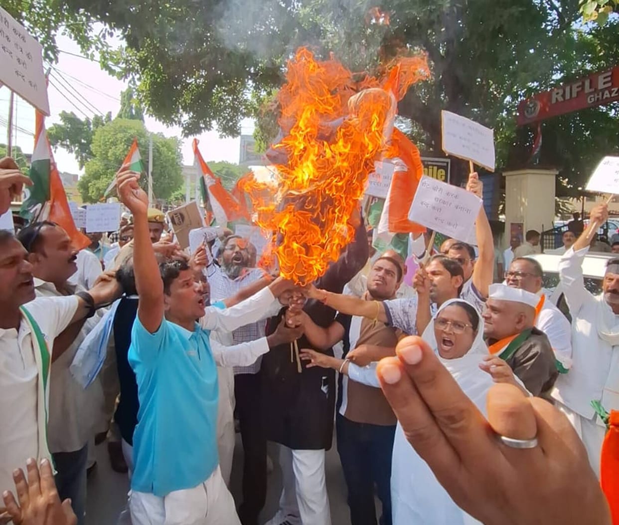 Congress workers burned a symbolic effigy of the Chief Election Commissioner; a scuffle ensued with the police.
