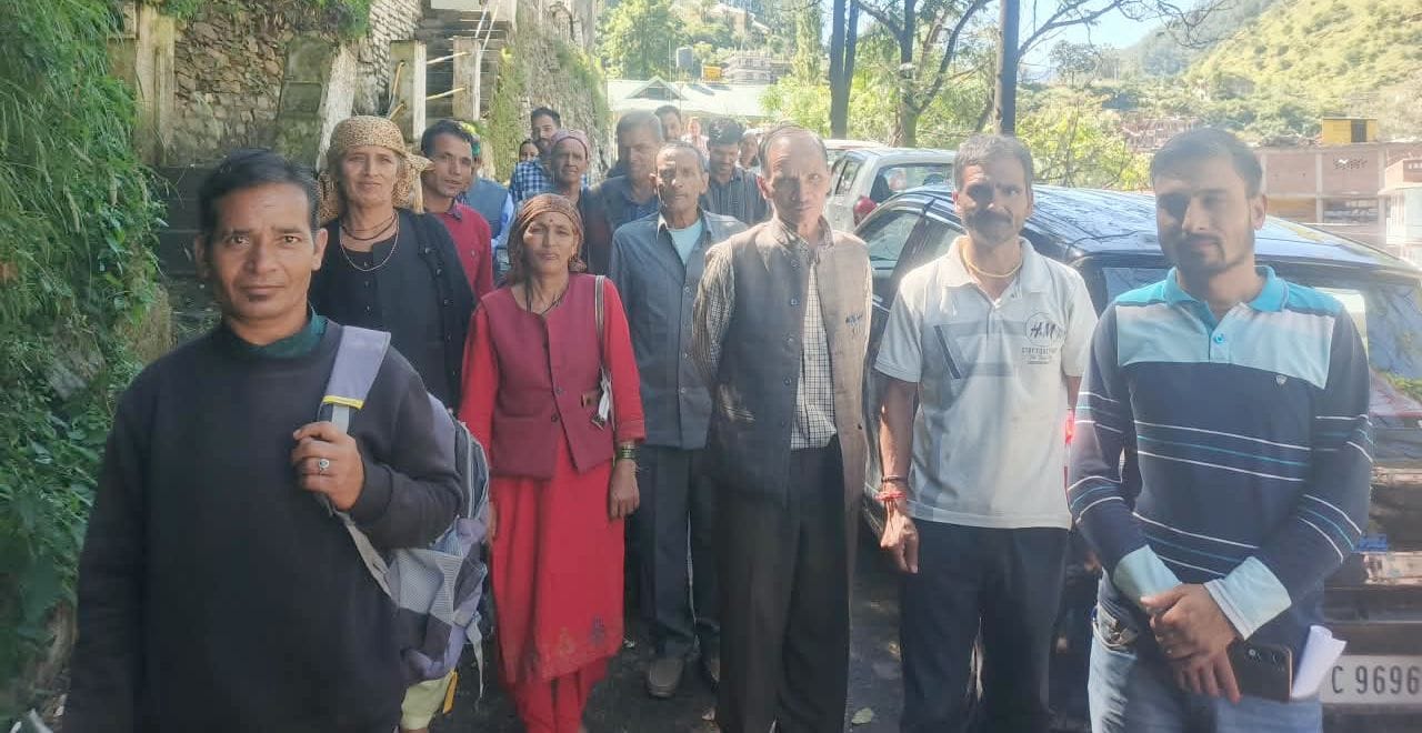 कंडुगाड-टिपर सड़क बहाली को लेकर एसडीएम कार्यालय आनी के बाहर प्रदर्शन करते ग्रामीण। स्रोत : जागर