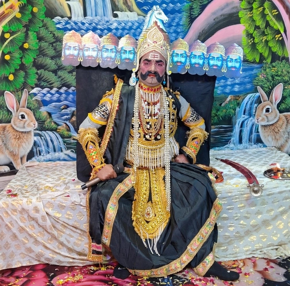 Azamgarh News: धनुष यज्ञ में टूटा शिव धनुष, जय श्रीराम के जयकारों से गूंजा रामलीला स्थल