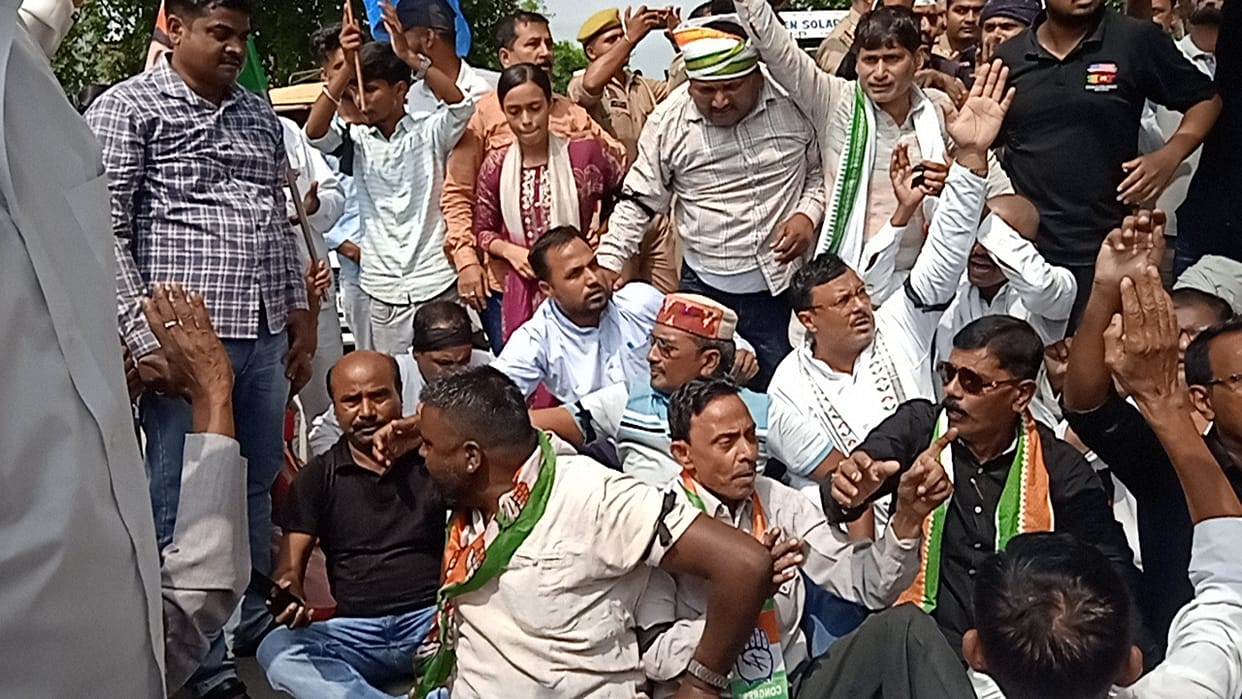 Congress workers take to the streets and raise slogans against the country's Chief Election Commissioner