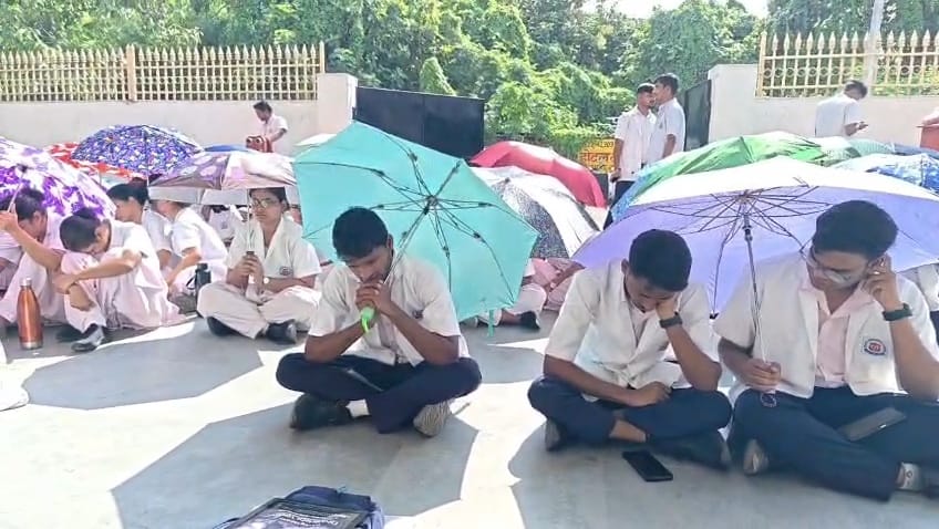 केजीएमयू में प्रदर्शन करते विद्यार्थी
