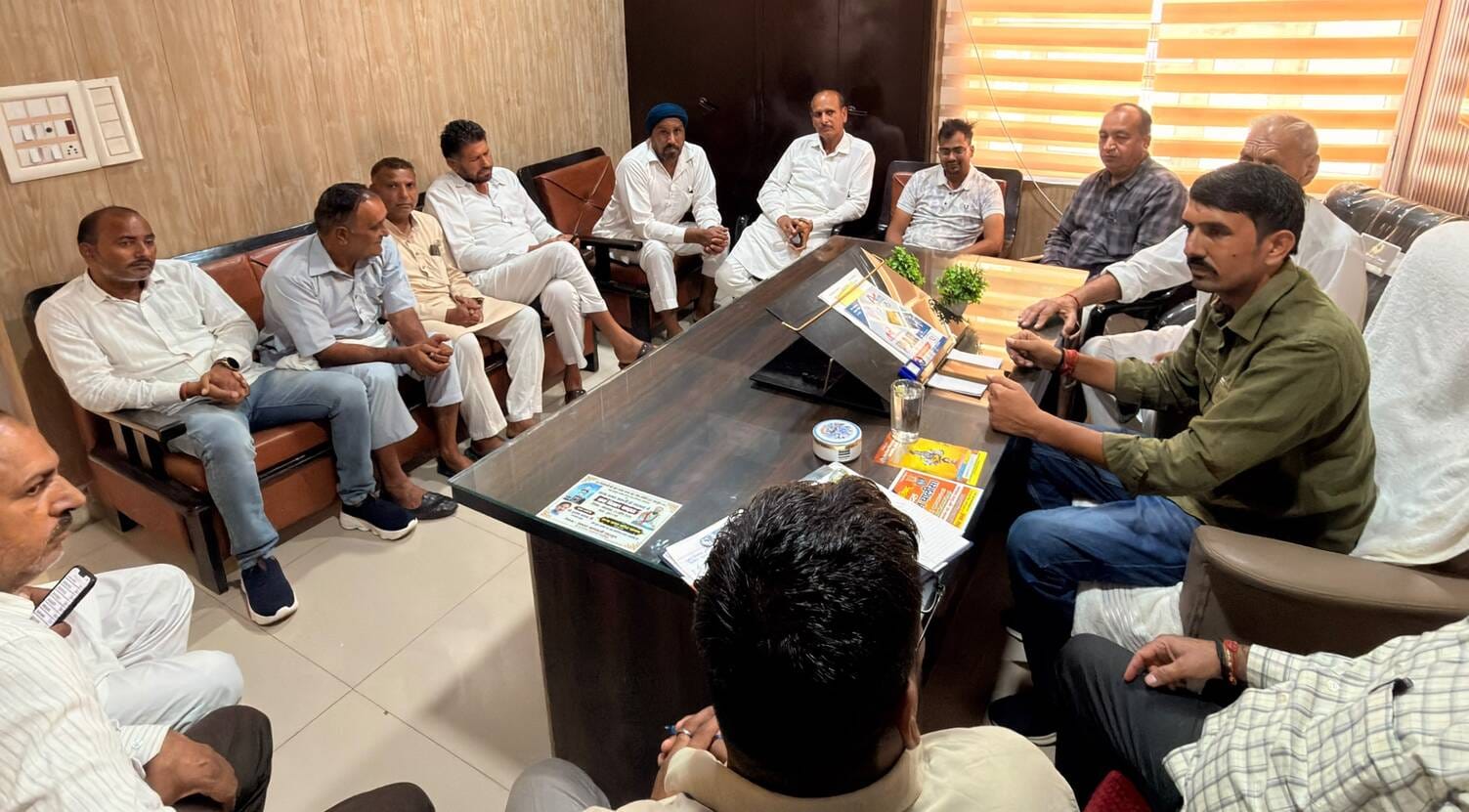 कुलां। मार्केट कमेटी कार्यालय में धान की खरीद को लेकर बैठक लेते चेयरमैन राममेहर धारसूल। संवाद