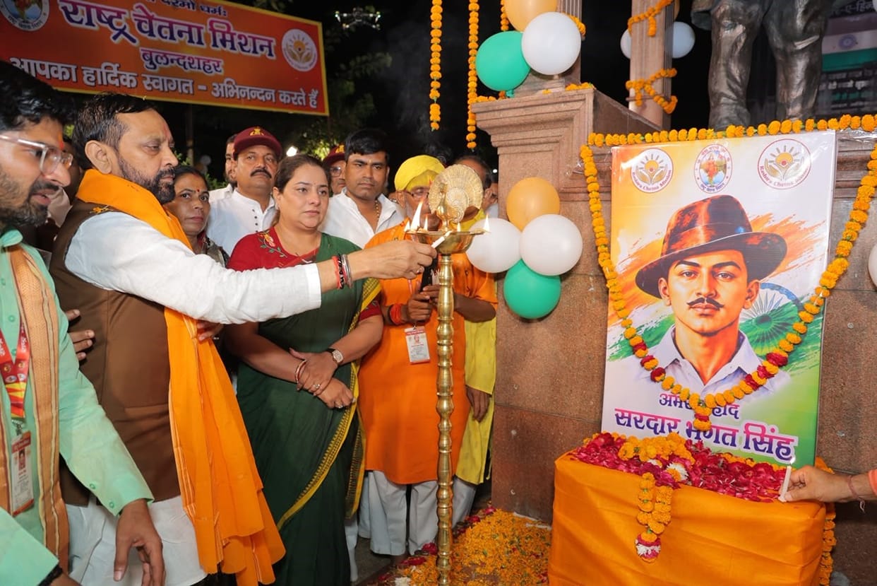 Kala-Aam illuminated by 1,100 lamps; martyrs honored.