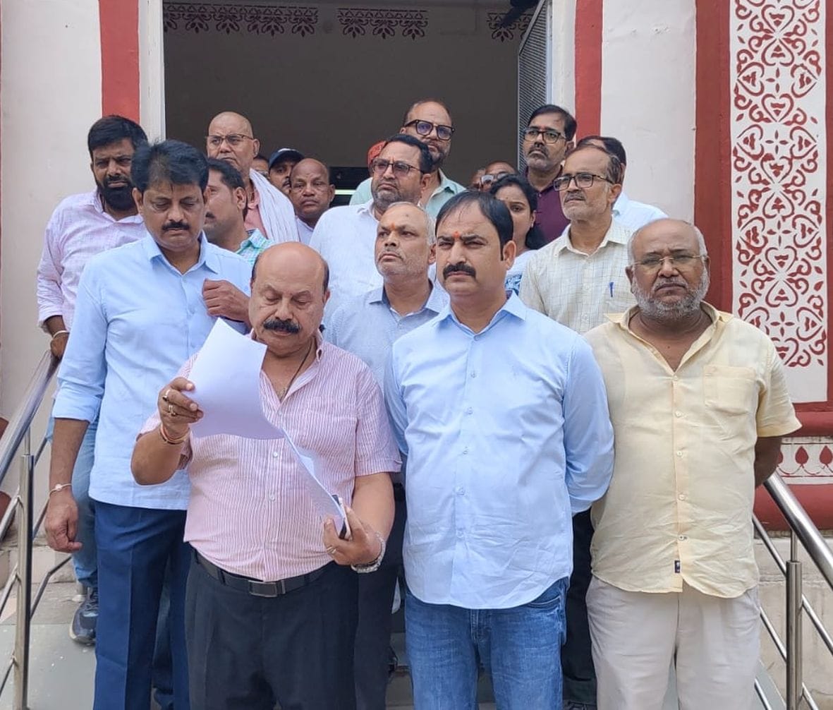 कलेक्ट्रेट में ज्ञापन देने जाते एलपीजी वितरक एसोसिएशन के पदाधिकारी। स्रोत-संगठन