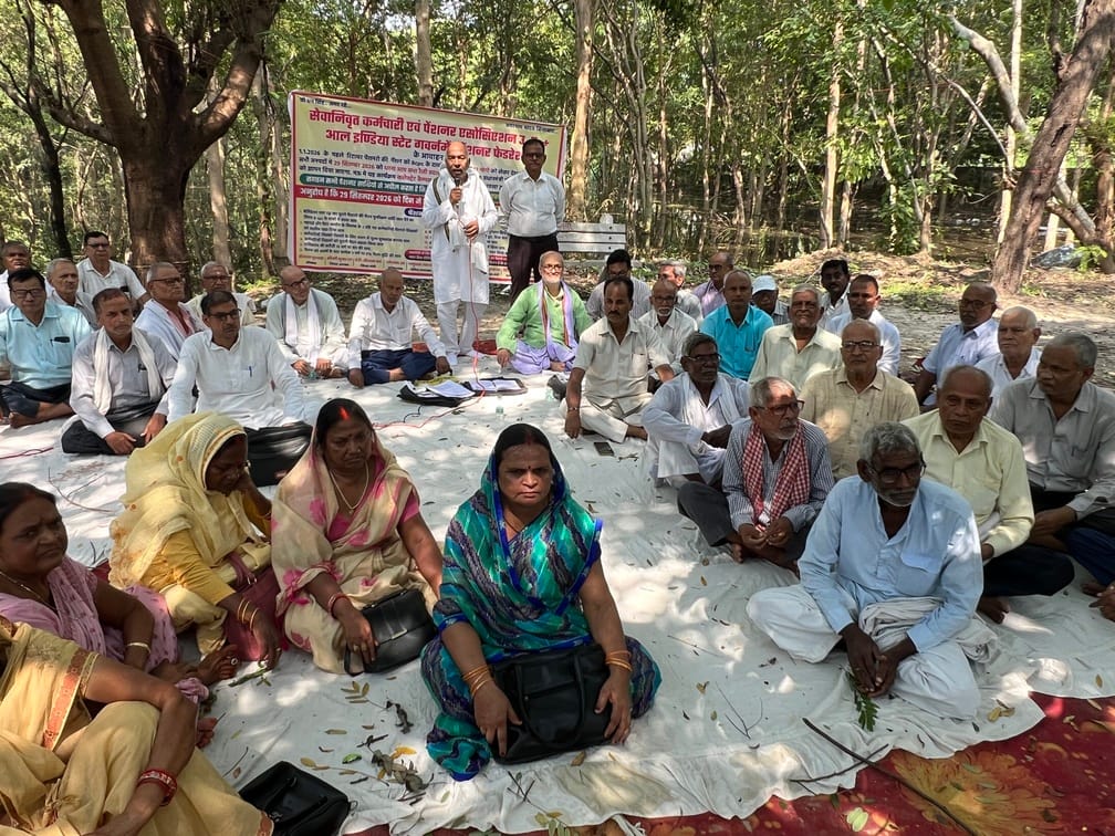 कलेक्ट्रेट पर अपनी मांगों को लेकरधरना प्रदर्शन करते सेवानिवृत्त कर्मचारी और पेंशनर्स ।संवाद