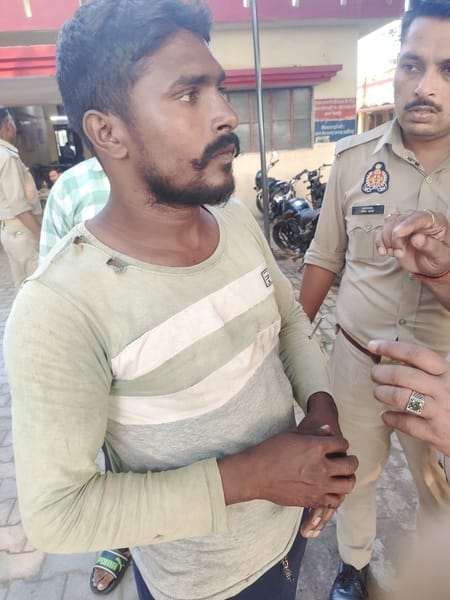  कनेक्शन काटने पहुंची तो युवक ने हाथ में सुआ कील लगाई।