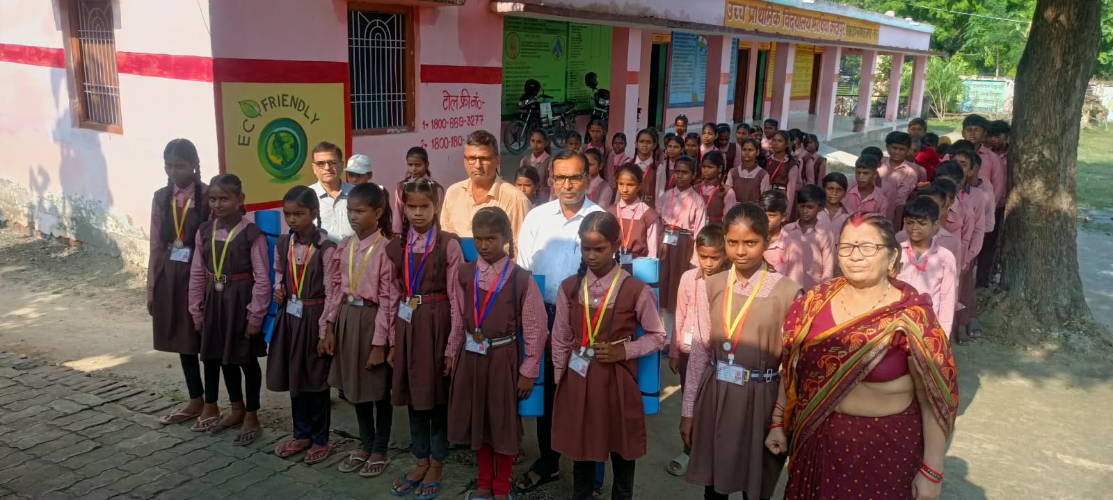 कोपागंज ब्लाक के  भारथिया कादीपुर प्राथमिक स्कूल में खेल प्रतियोगिता में विजयी छात्राओं को पुर