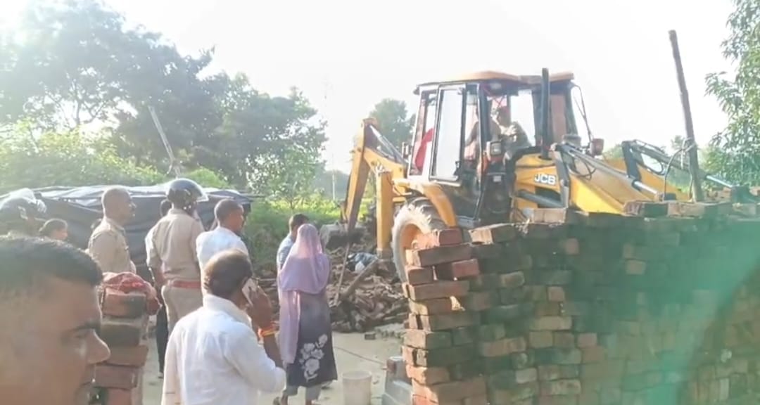 Naib Tehsildar gets encroachment removed from the village access road.