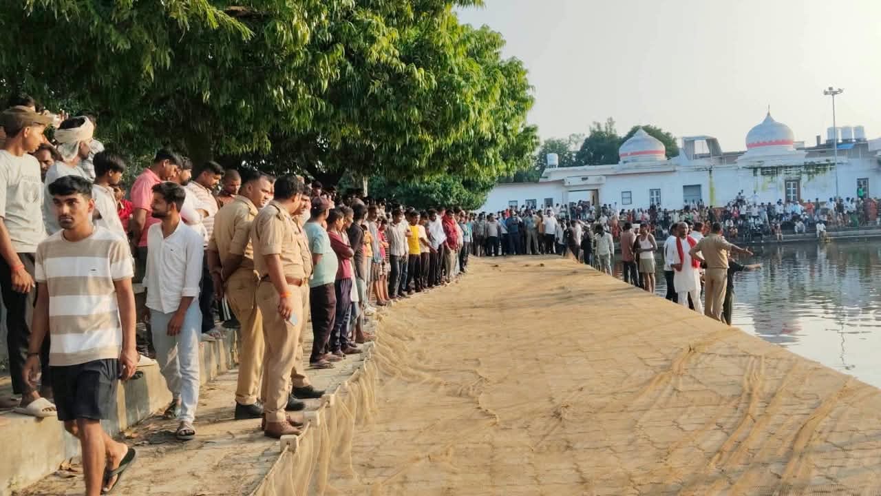 करहां स्थित गुरादरी पोखरे में नहाने गए अधेड़ के डूबने के बाद जुटी भीड़, पहुंची पुलिस।संवाद
