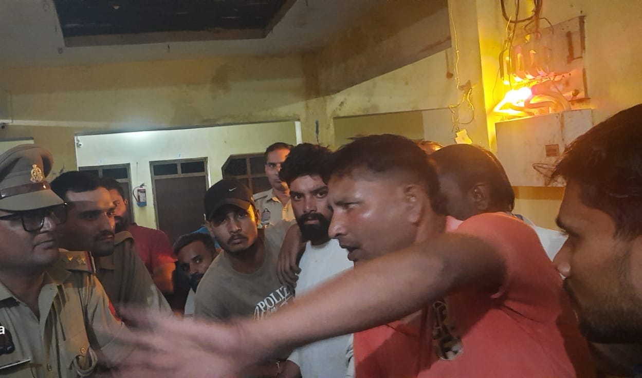 कोतवाली देहात में महिला की मौत के बाद अस्पताल में हंगामा करते परिजन,संवाद