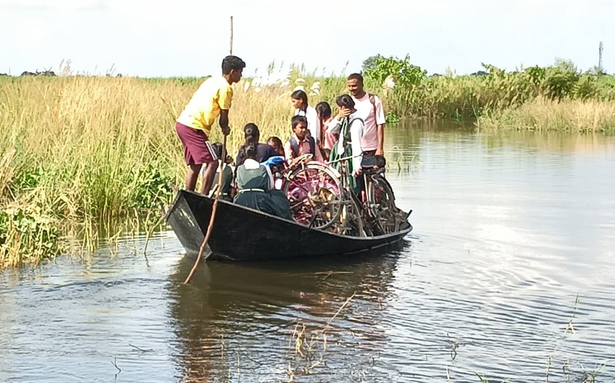 The Saryu River has reached the outskirts of seven villages in the Devara region, and boats have started operating in Ajgara.