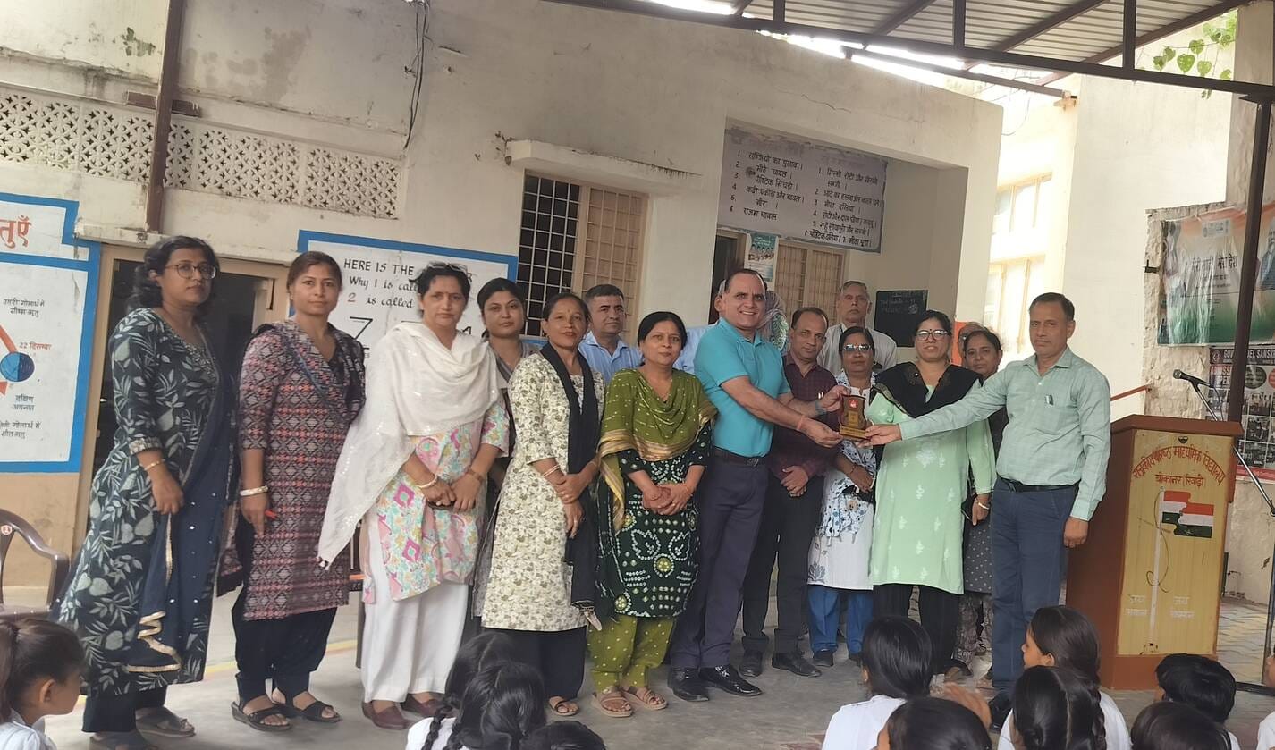 लेफ्टिनेंट कर्नल प्रताप सिंह का स्वागत करते स्कूल स्टाफ। स्त्रोत: स्कूल