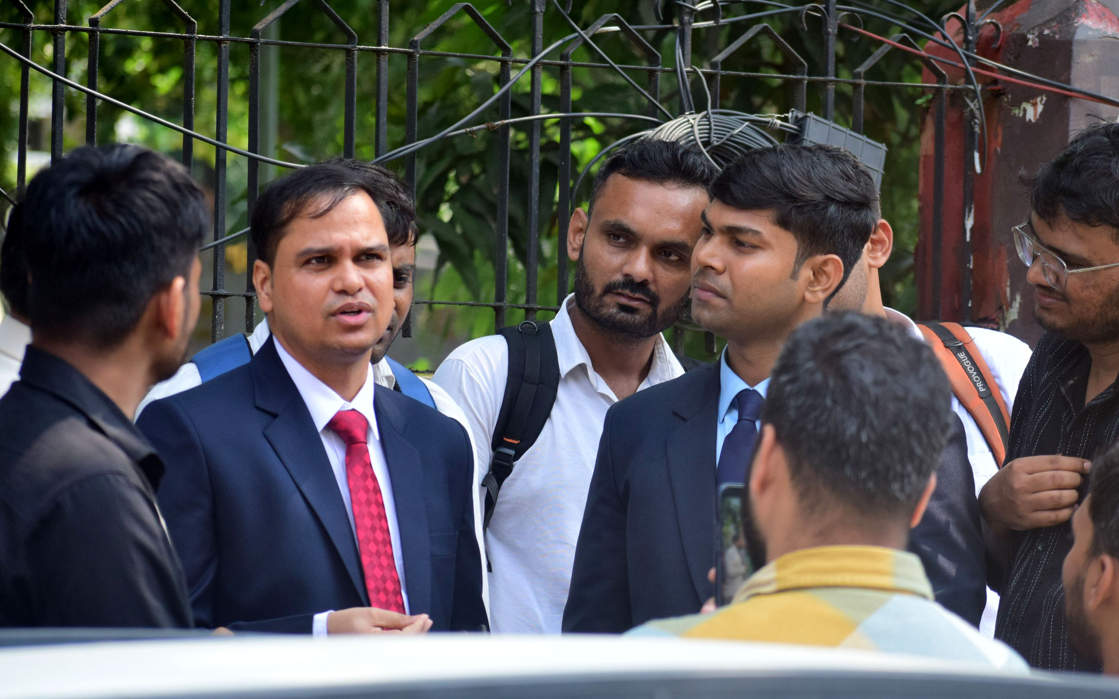 लोक सेवा आयोग से पीसीएसमेंस का साक्षात्कार देकर बाहरनिकले अभ्यर्थी से सवाल जवाबकरते छात