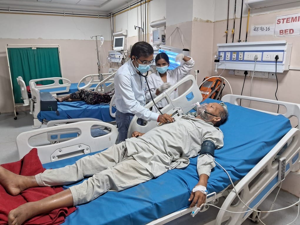 Patients with failing hearts are unable to find cardiologists; the thread of life snaps while making the journey to Varanasi.