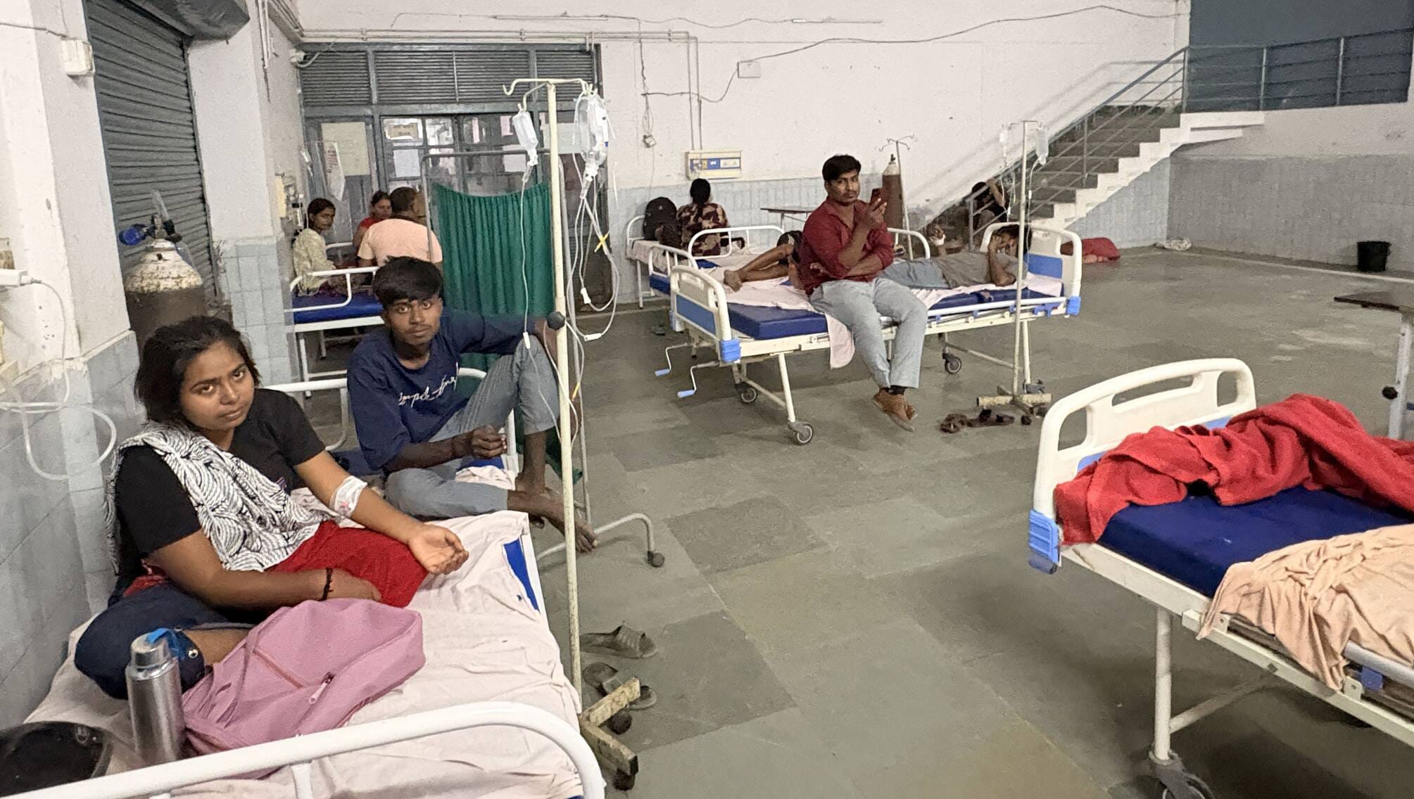 मेडिकल कॉलेज के इमरजेंसी वार्ड में भर्ती मरीज। संवाद