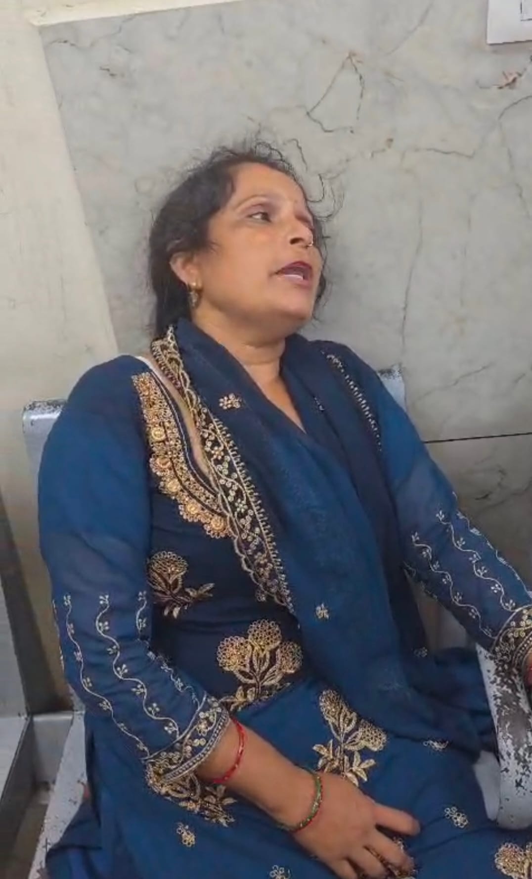 महिला की मौत के बाद अस्पताल में विलाप करते परिजन। स्रोत : सोशल मीडिया