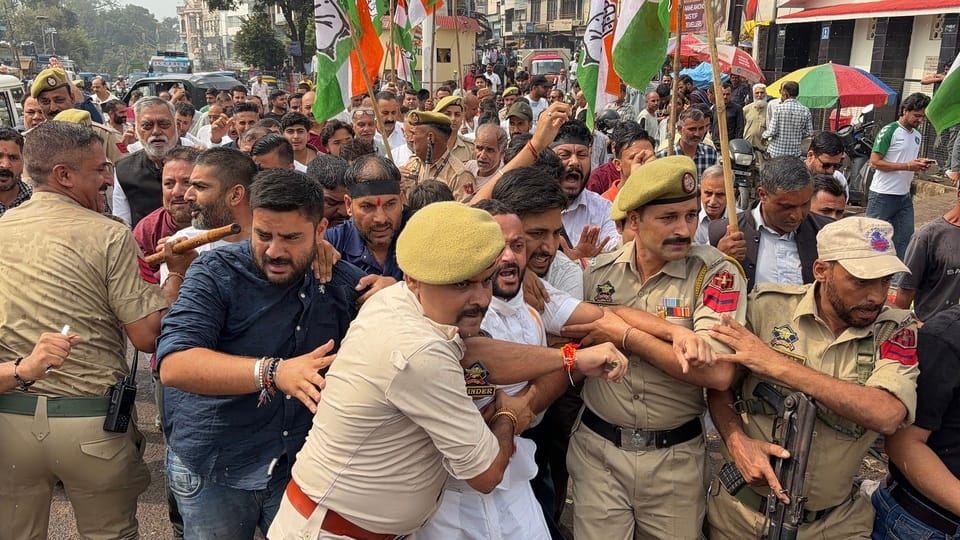 मुख्य चुनाव आयुक्त के इस्तीफे की मांग को लेकर प्रदर्शन करते कांग्रेस कमेटी के कई नेता व कार्यकर