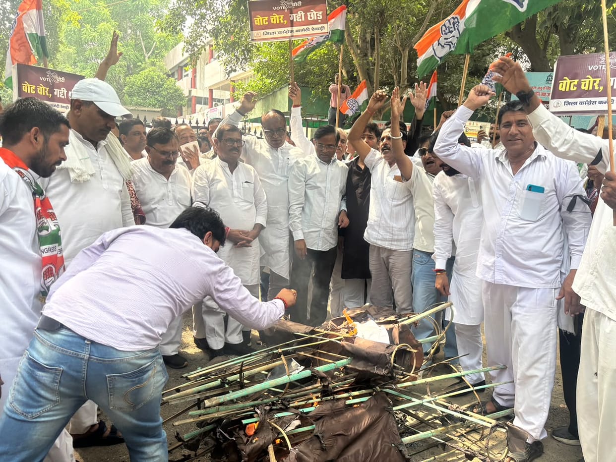 Congress staged a protest alleging vote theft and burned an effigy of the Election Commissioner.
