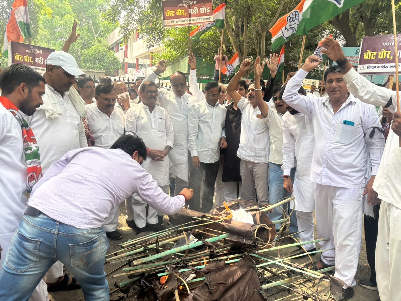 मुख्य चुनाव आयुक्त का पुलता फूंकते कांग्रेस। संवाद