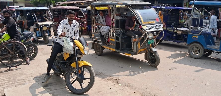 मैलानी में सड़क पर बेतरतीब खड़े  ई-रिक्शास्रोत-संवाद