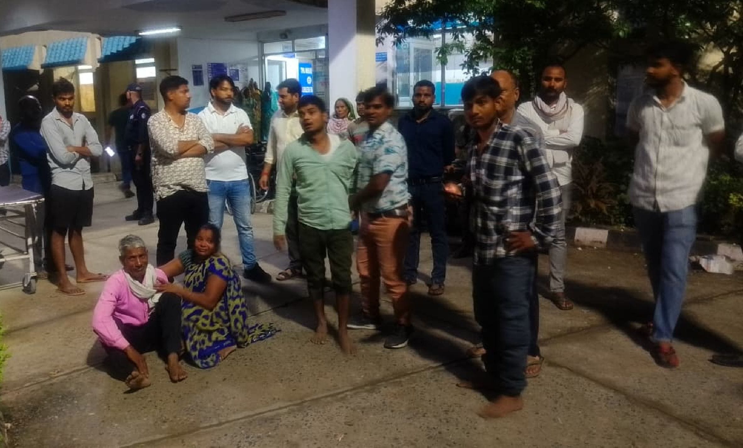 मुंशीगंज स्थित संजय गांधी हॉस्पिटल में गमगीन मृतक के परिजन। स्रोत: स्थानीय नागरिक