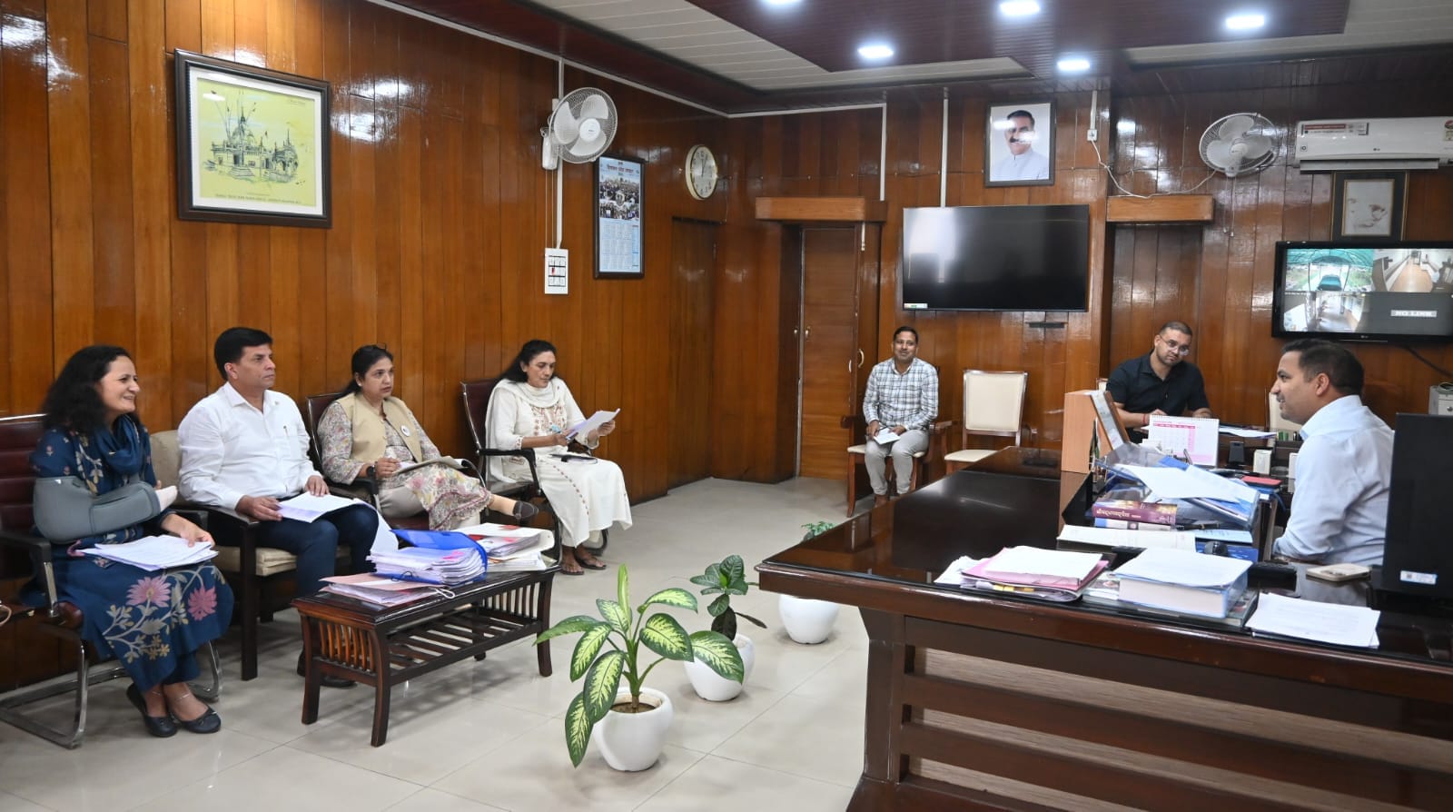 मिशन वात्सल्य को लेकर आयोलित बैठक में मौजूद अधिकारी चर्चा करते हुए। स्रोत: डीपीआरओ