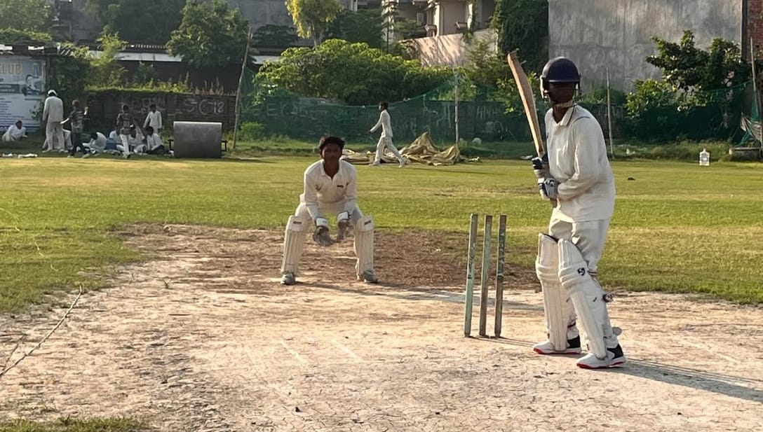 नगर के सहादतपुरा स्थित मैदान पर क्रिकेट में गेंद का इंतजार करता बल्लेबाज।संवाद