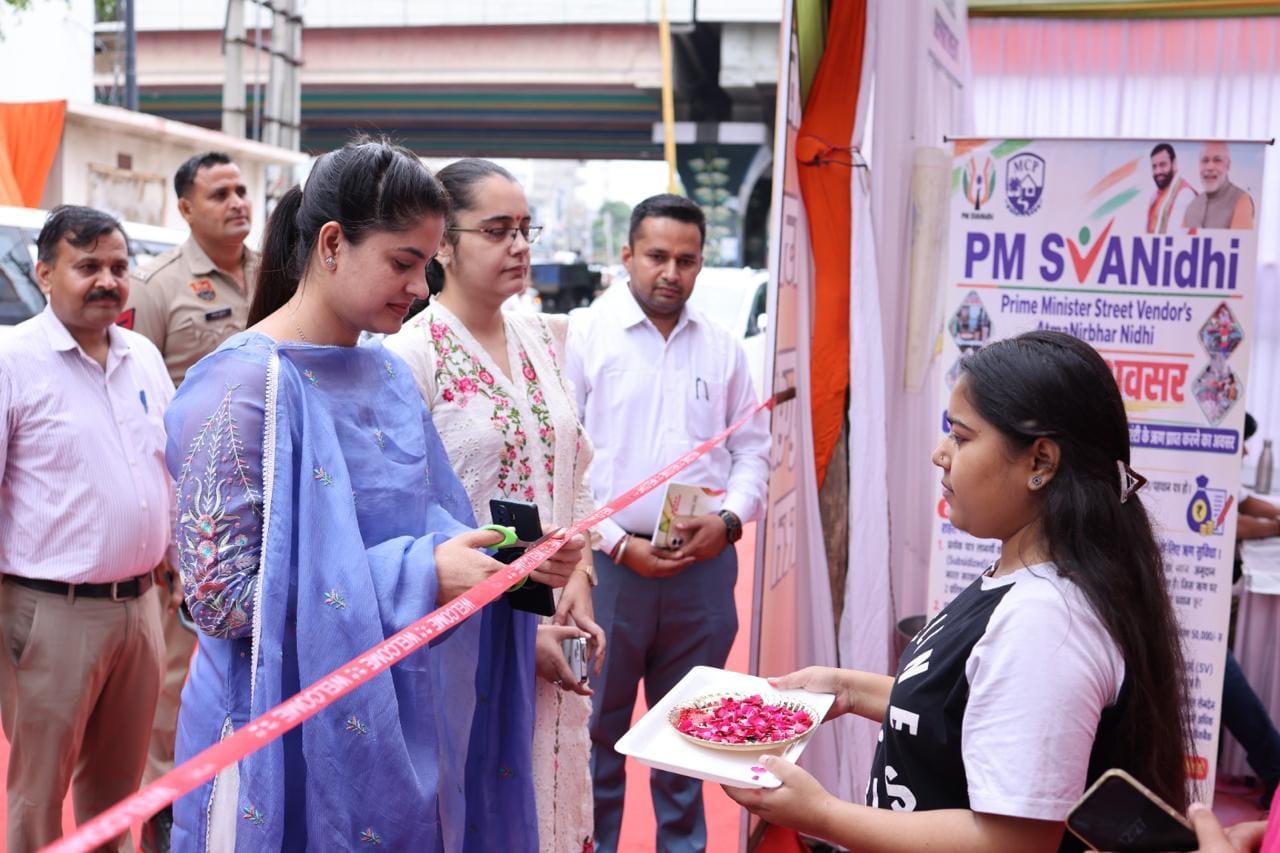 नगर निगम एग्रो माल कार्यालय में सेवा सेतु शिविर का रिबन काटते मेयर कोमल सैनी। संवाद