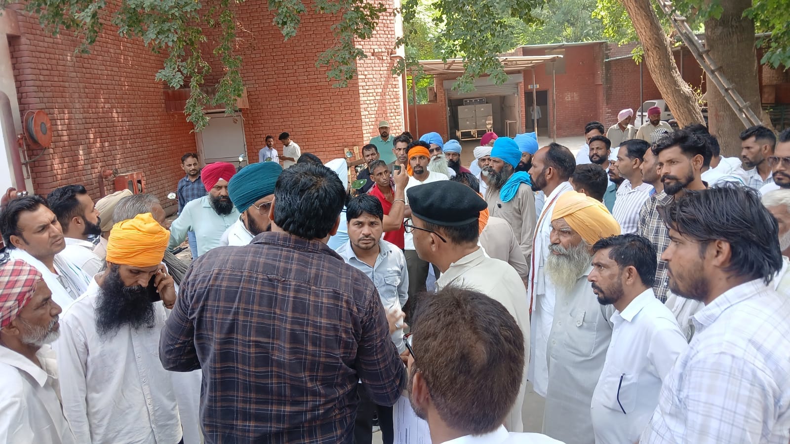 नागरिक अस्पताल में मृतक के परिजन पुलिस से आरोपी की गिरफ्तारी की मांग करते हुए : संवाद