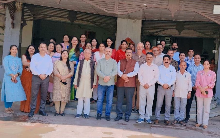 नाहन कॉलेज में प्राचार्य के साथ नवनियुक्त पीटीए कार्यकारिणी एवं शिक्षक। संवाद