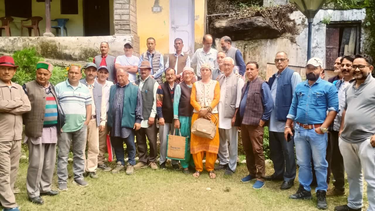 निरथ में लूहरी परियोजना प्रभावितों ने विभिन्न मांगों को लेकर तैयार की रणनीति। स्रोत : सभा
