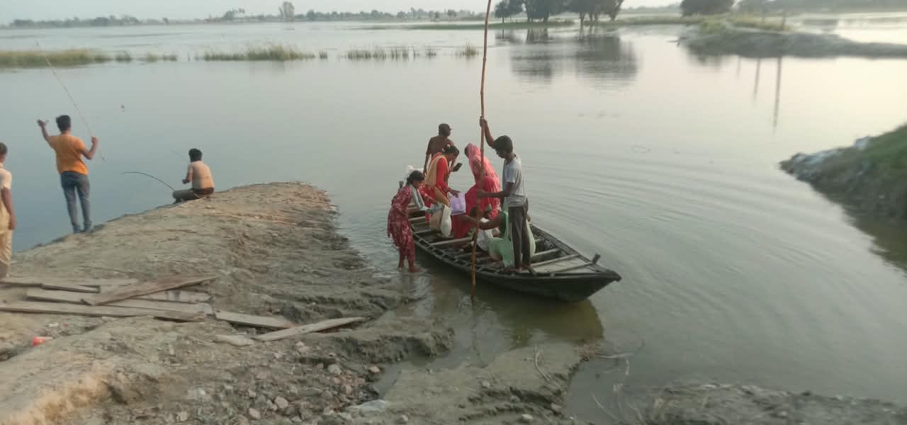नाव के सहारे जाते सियरकला के ग्रामीण-संवाद