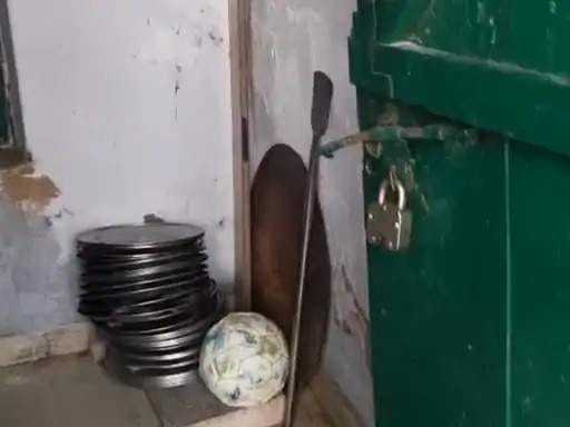नियामताबाद के रोहणा में स्कूल की टूटी कुंडी। स्रोत:-जागरूक पाठक