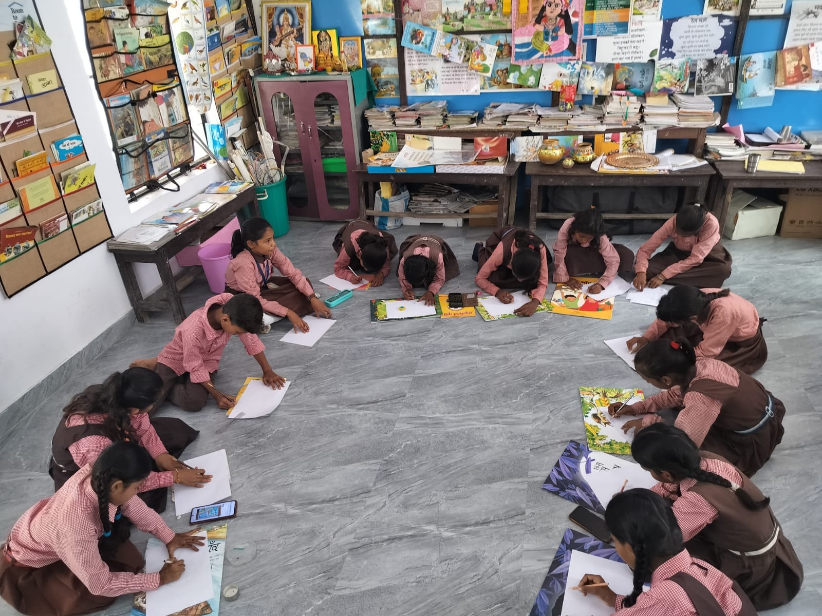 पीएम श्री विद्यालय मूड़घाट में लाइब्रेरी में पढ़ाई करते बच्चे