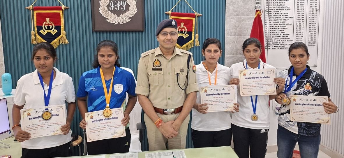  पुलिस अधीक्षक कार्यालय में एसपी के साथ मौजूद सेपक टकरा में उत्कृष्ट प्रदर्शन करने वाली महिला प