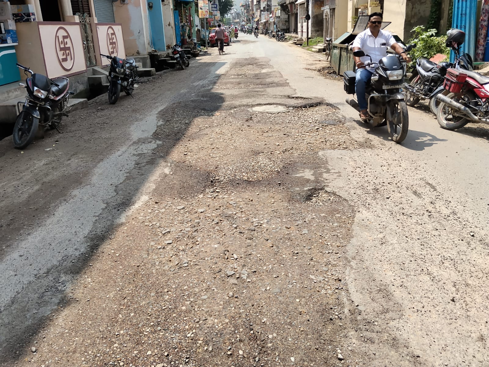 पालिटेक्निक चौराहा से  रूहट्टा ओलंदगंज  मार्ग बदहाल।