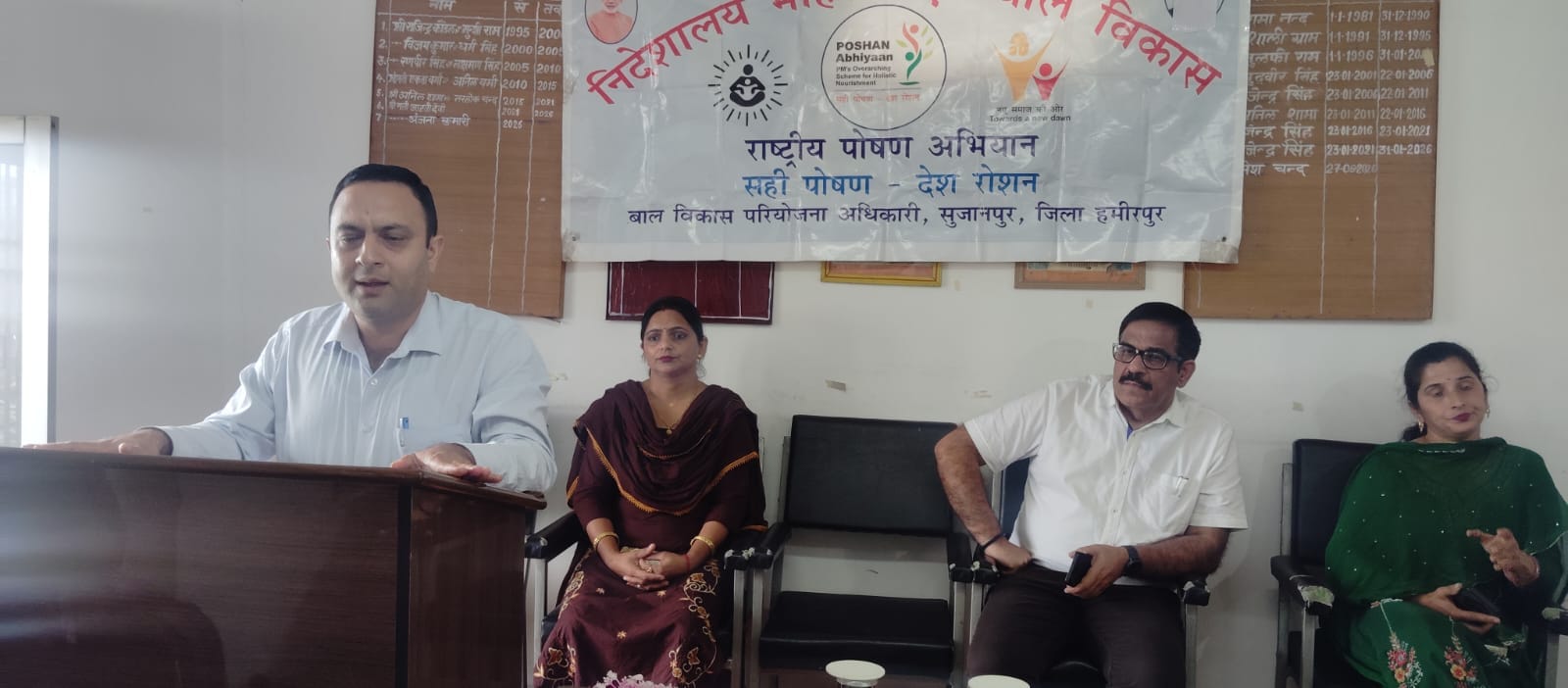 पनोह में नालसा की योजनाओं की जानकारी देते जिला विधिक सेवाएं प्राधिकरण के सचिव कुलदीप शर्मा। स्र