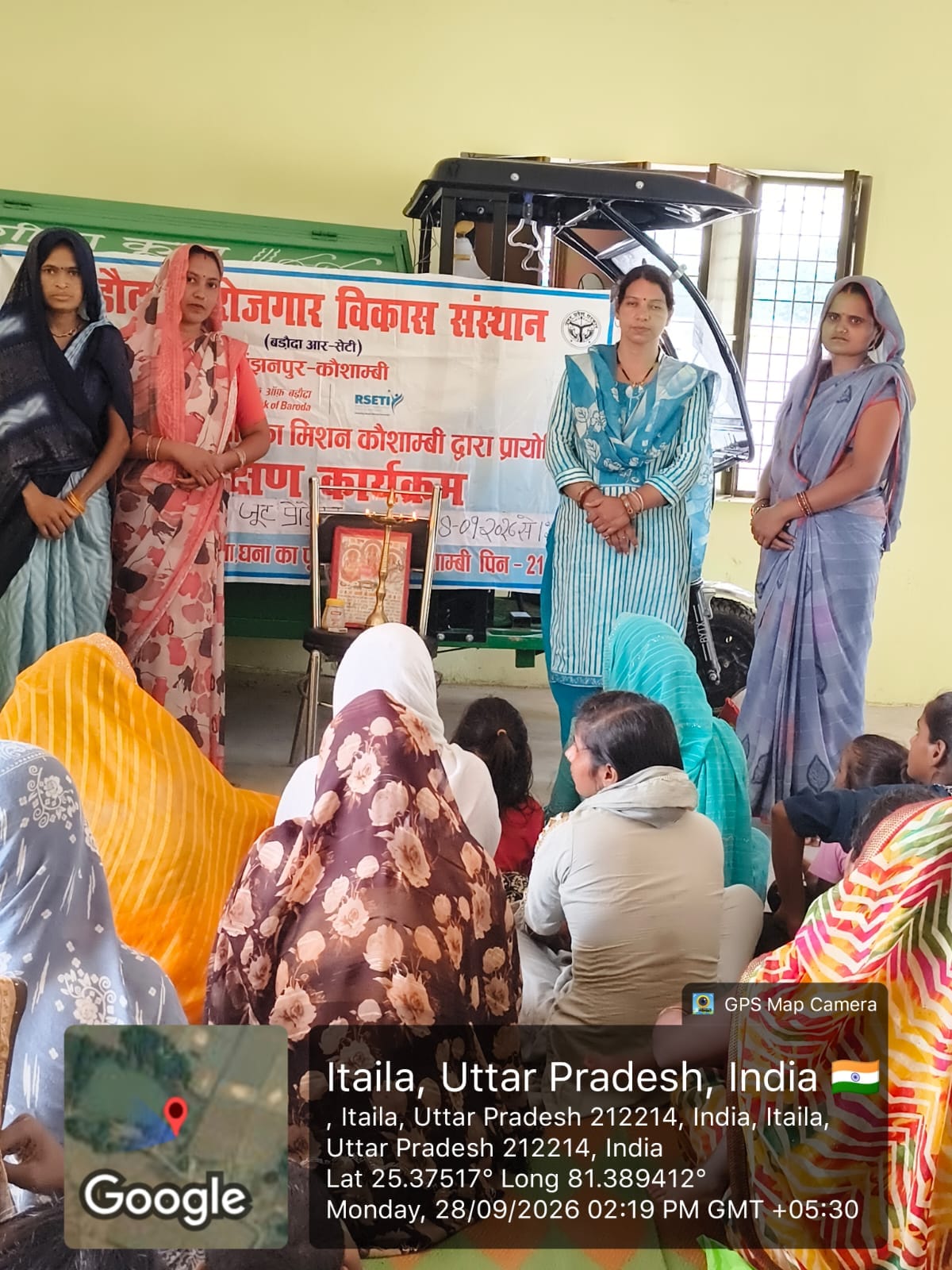 प्रशिक्षण के पहले दिन समूह महिलाओं को जानकारी देतीं प्रशिक्षक। स्रोत: विभाग