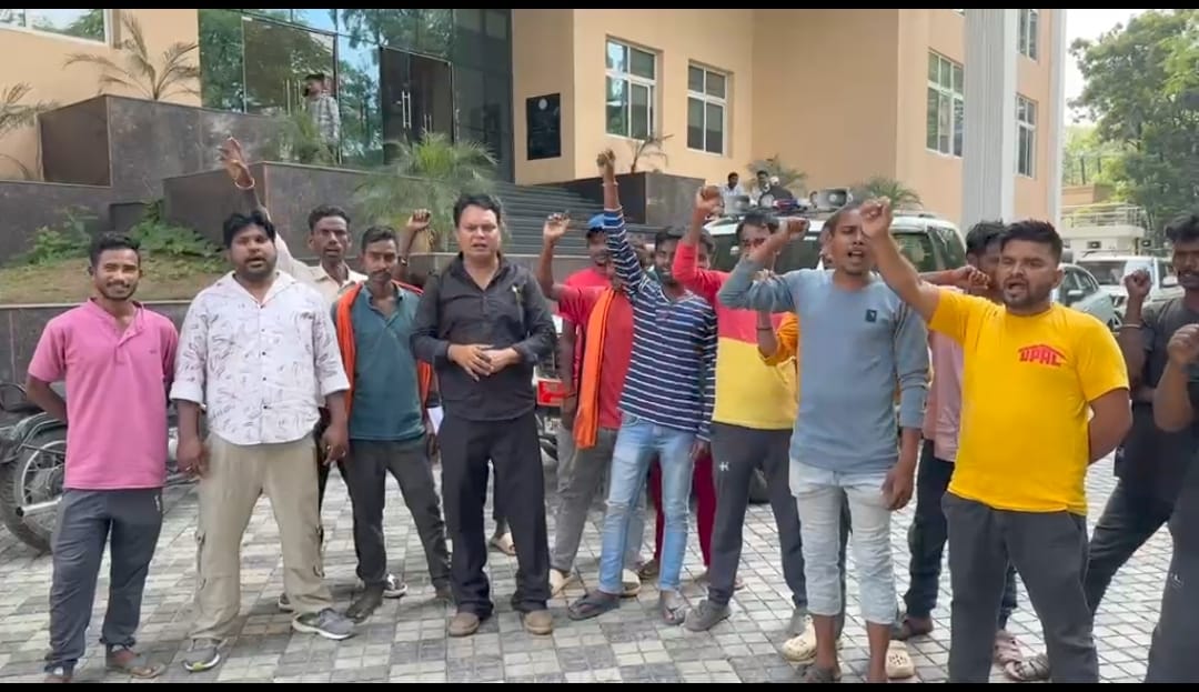Warning of mass self-immolation on October 1; demands for salary payment and opening of PF accounts.
