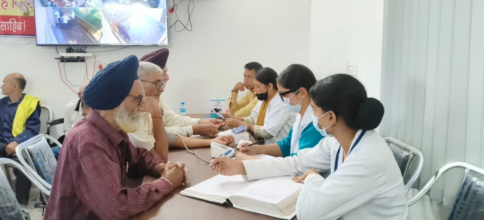 पांवटा साहिब के वरिष्ठ नागरिको के लिए डिमेंशिया स्क्रीनिंग शिविर के दौरान जांच करती हुई टीम। सं