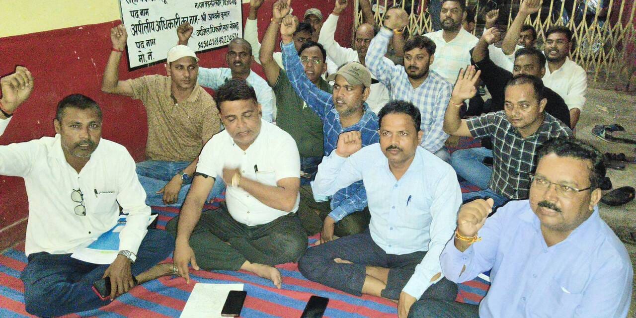रॉबर्ट्सगंज तहसील में धरने पर बैठे लेखपाल संघ के पदाधिकारी। संवाद