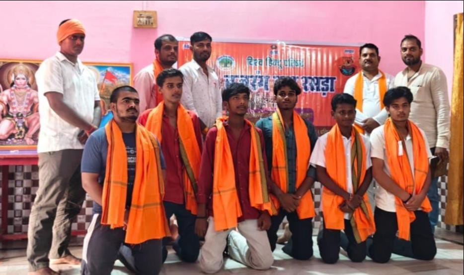 रसड़ा में आयोजित बजरंग दल के बैठक में सम्मानित कार्यकर्ता।जागरुक पाठक