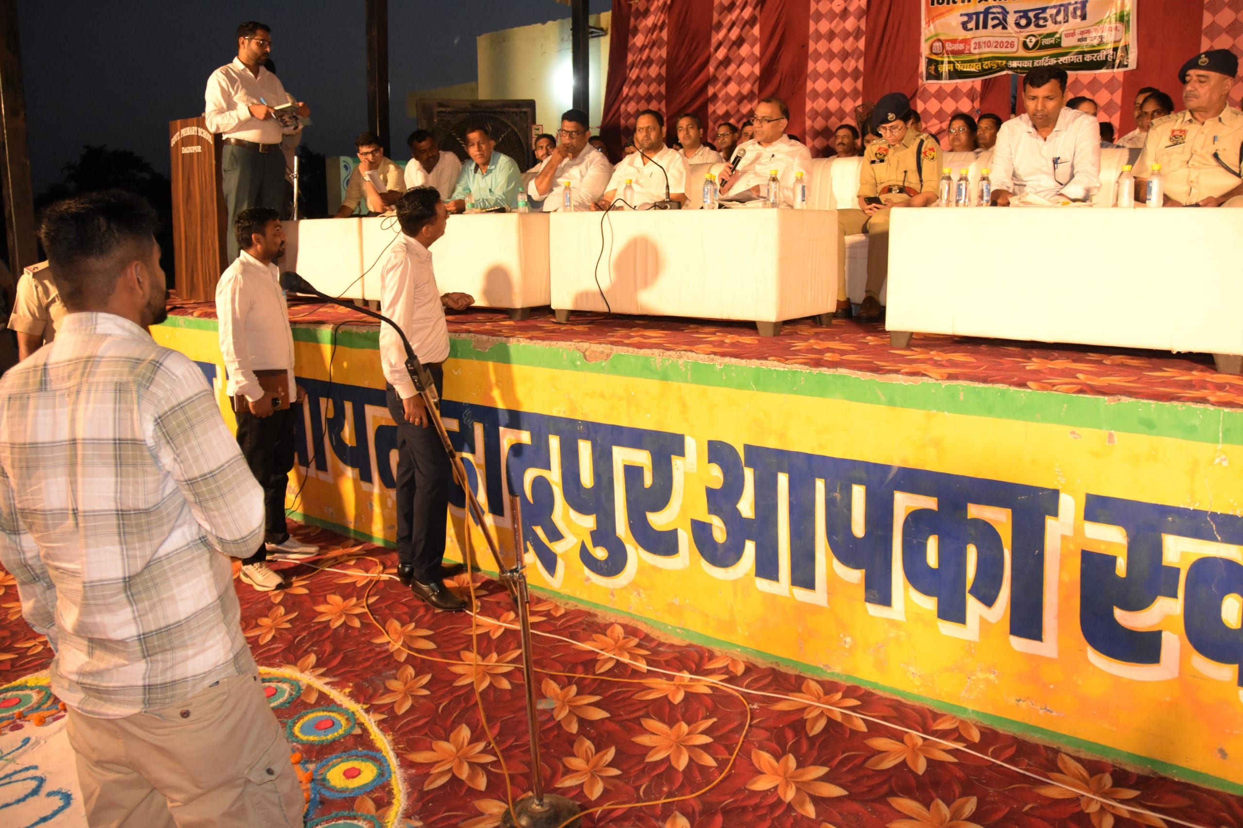 रात्रि ठहराव कार्यक्रम के तहत गांव दादूपुर में ग्रामीणों की शिकायतें सुनते हुए डीसी डॉ. विवेक भ
