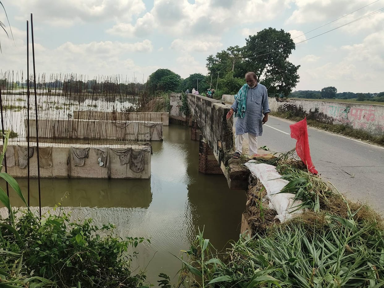 Approach to Kurna Nala collapses in the rain; risk of accident.