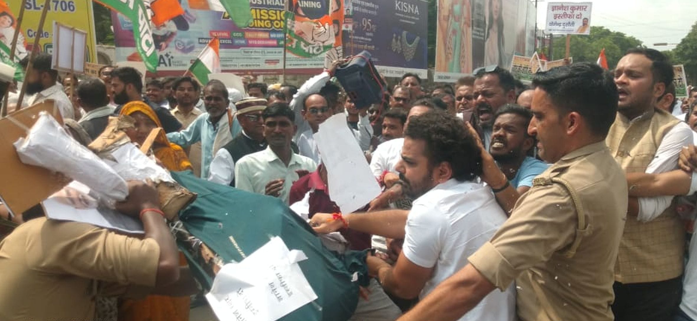 रायबरेली में डिग्री कॉलेज चौराहा पर कांग्रेसियों से पुतला छिनते पुलिसकर्मी।